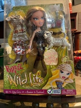 Bratz Wild Life Cloe Doll with Brown Hair and White Tiger Figure